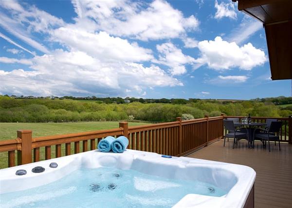 Relax and Explore Meadow Lakes Holiday Park, Cornwall