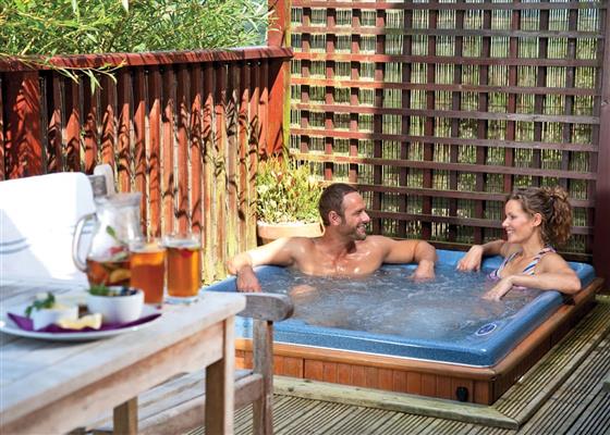 6 Person Scandinavian Hot Tub Lodge