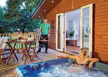 Kingham Plus Lodge at Bluewood Lodges in Chipping Norton, Oxfordshire