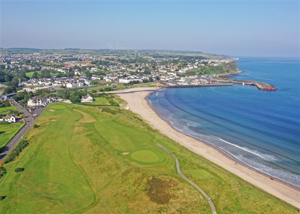 Rathlin Apartment - 1 Bed Sleeps 4 Plus Hot Tub at Causeway Coast Holiday Park in 