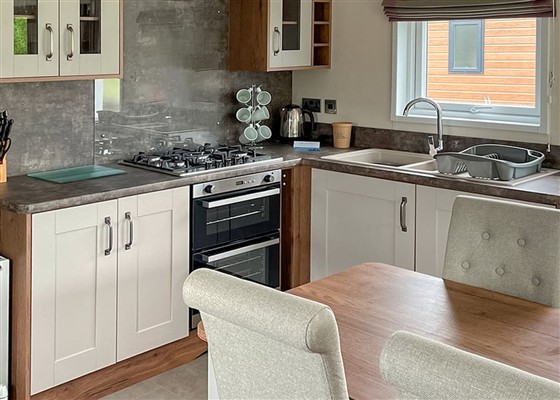 Exclusive Lakeside 6  Caravan with HT