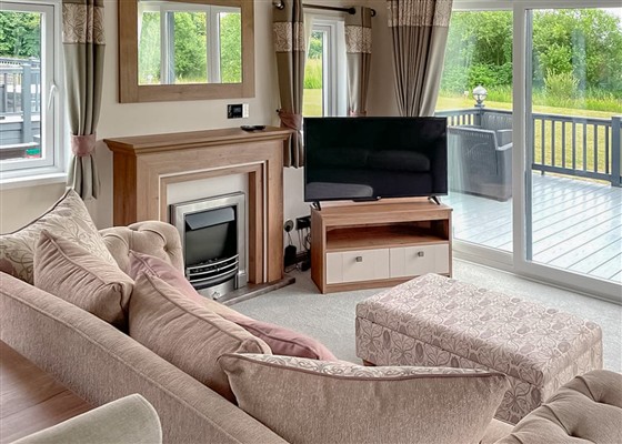 Exclusive Lakeside 6 Caravan with HT Priv Peg