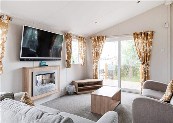 Exclusive Lakeside 6  Lodge 3 Bed Hot Tub