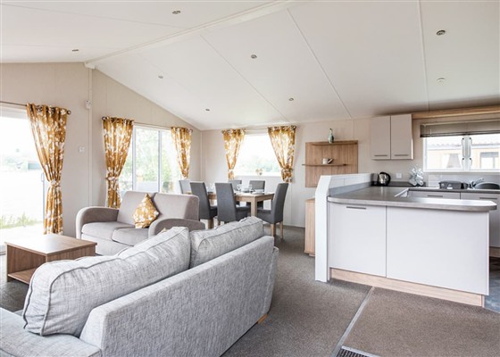 Exclusive Lakeside 8 Lodge with Hot Tub