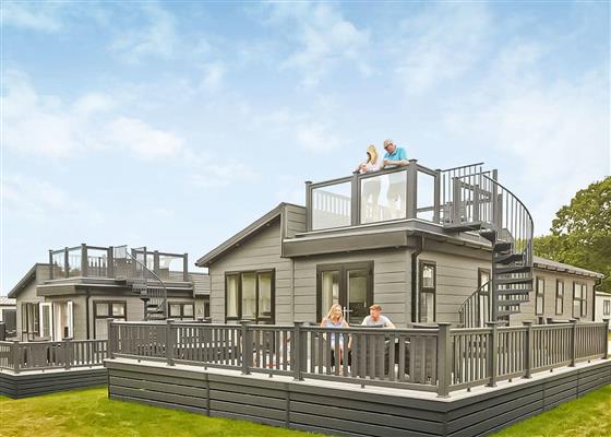 Indulgent 4 Berth Lodge With Roof Terrace Hot Tub