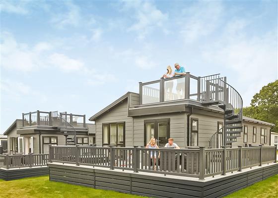 Indulgent 6 Berth Lodge with Roof Terrace Hot Tub